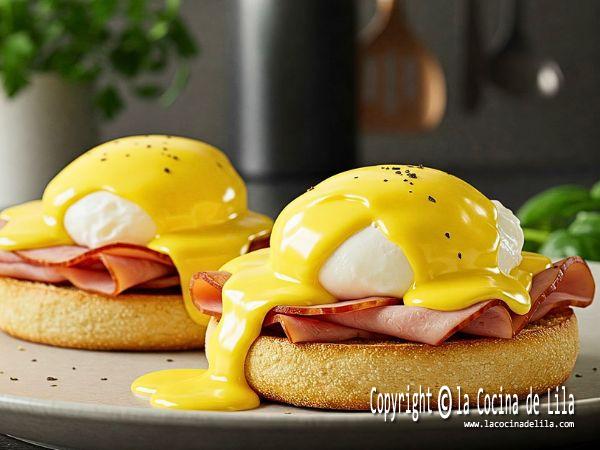 Huevos Benedictinos con salsa holandesa y jamón sobre muffin inglés.