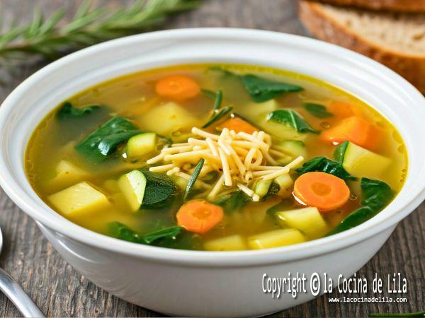 Sopa rápida con ingredientes frescos y nutritivos en un tazón.