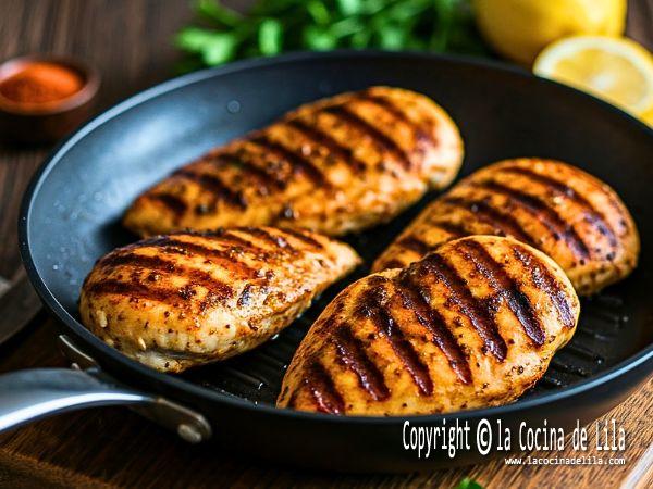 Pechugas de pollo a la plancha doradas y jugosas, listas para servir.