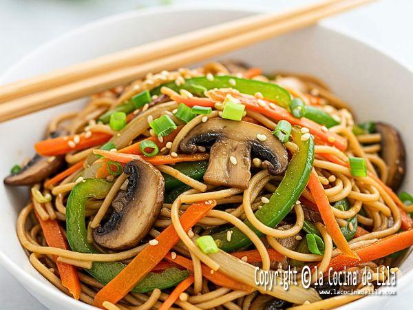 Chow Mein de pollo con verduras servido en un bol, con fideos salteados, pimiento y brotes de soja.