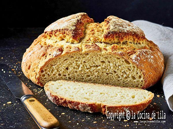 Pan sin levadura casero recién horneado con textura rústica y miga esponjosa.