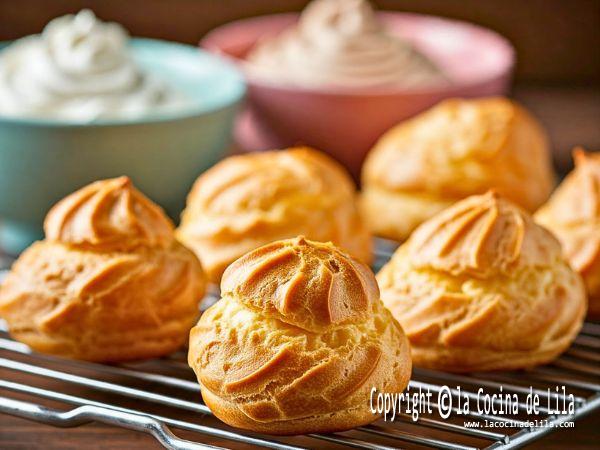 Profiteroles caseros recién horneados, ideales para postre o merienda.