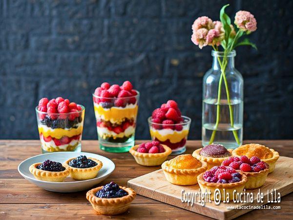 Una selección de postres con frutas frescas y deliciosas, ideales para cualquier ocasión.