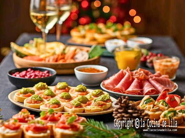 Aperitivos navideños variados presentados en una mesa festiva, ideales para fiestas y reuniones familiares.