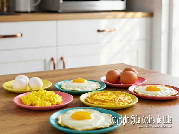 Huevo cocinado en el microondas dentro de un recipiente apto, con una textura esponjosa y lista para servir.