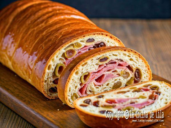 Pan de jamón venezolano con jamón, pasas, aceitunas y bacon, una receta tradicional para Navidad.