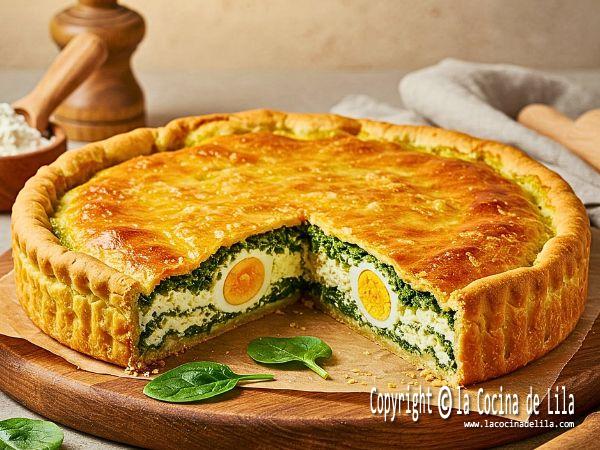 Torta Pascualina casera con espinacas y huevos en corte transversal.