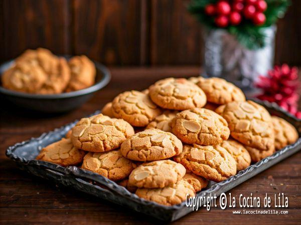 Deliciosos almendrados caseros, dulces navideños sin gluten, con una textura crujiente por fuera y tierna por dentro, perfectos para las fiestas.